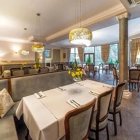 Hotel Dworek Skawinski